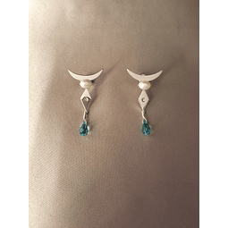 Aretes Medialuna en Plata y Perla con Swarovkis Azul Cielo