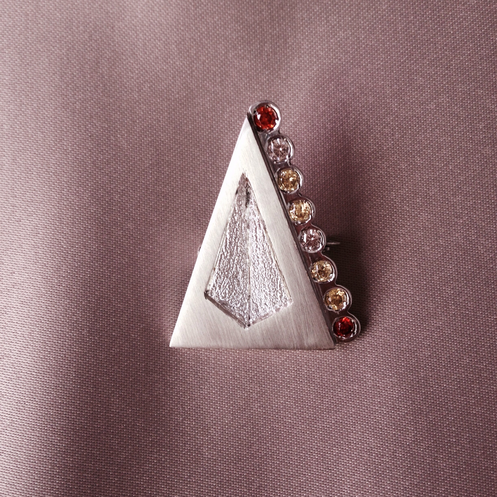 Prendedor Triangular en Plata con Swarovskis colores Tierra