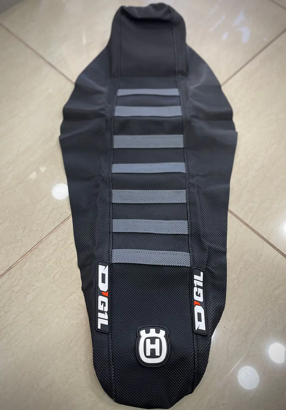 FUNDA DE ASIENTO DG1L HUSQVARNA 2020-2025 NEGRO RIB GRIS  1