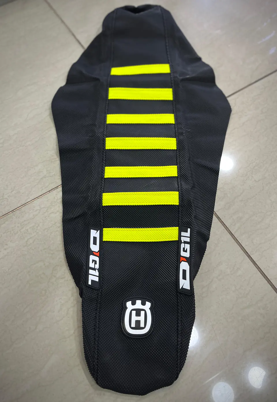 FUNDA DE ASIENTO DG1L HUSQVARNA 2020-2025 NEGRO RIB AMARILLO  1