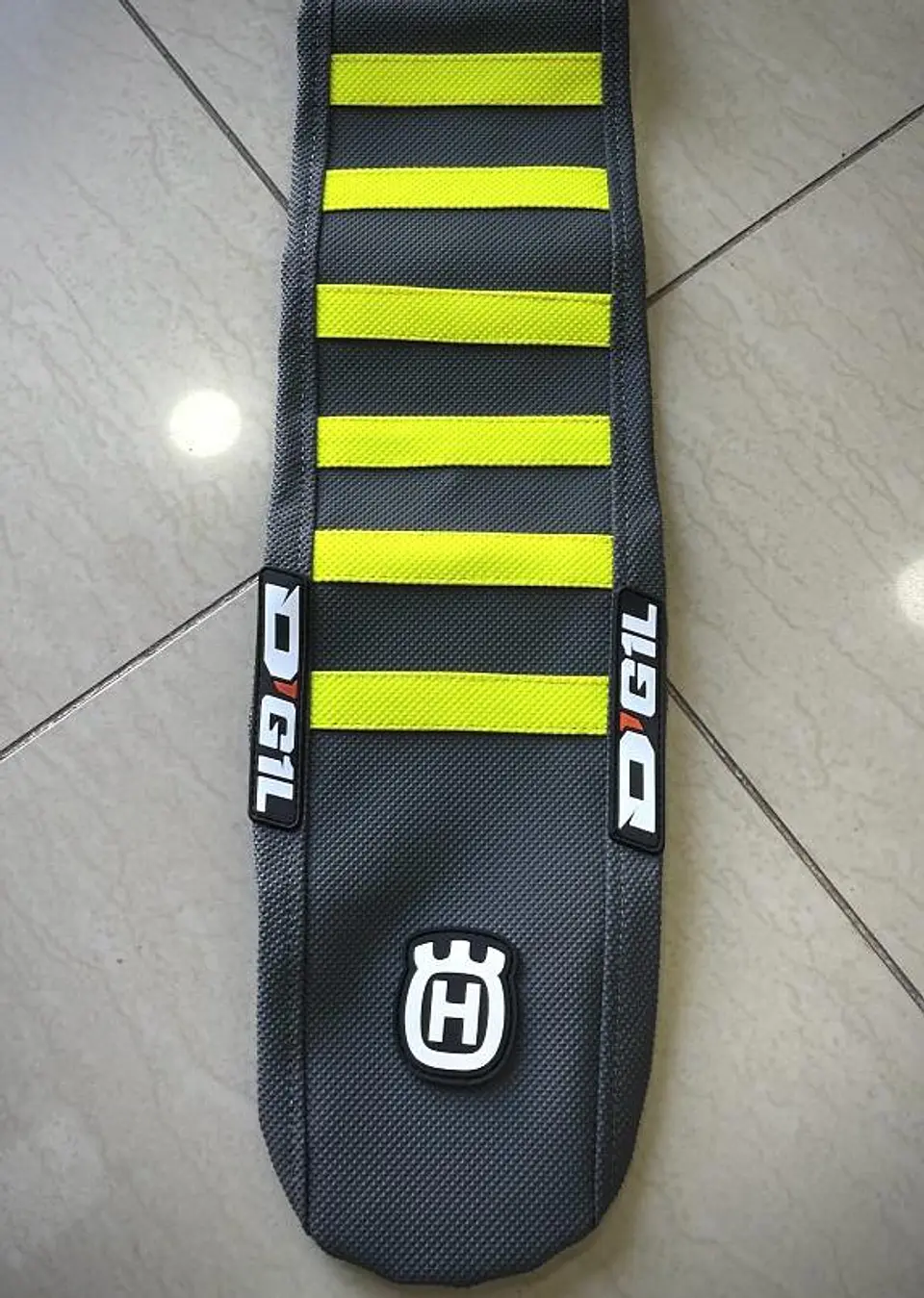 FUNDA DE ASIENTO DG1L HUSQVARNA 2020-2025 1