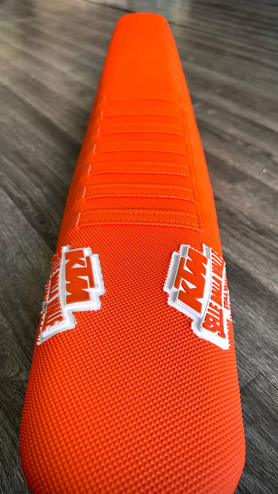FUNDA DE ASIENTO DG1L UNIVERSAL KTM 125/500 NARANJO 1