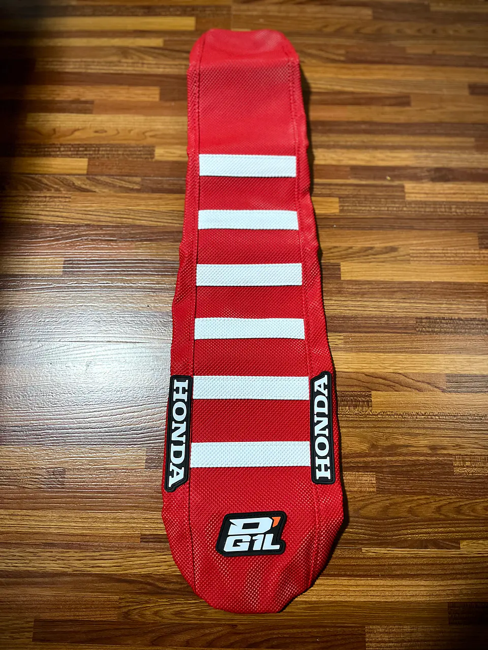 FUNDA DE ASIENTO DG1L HONDA 2020-2025 ROJA RIB BLANCO 1