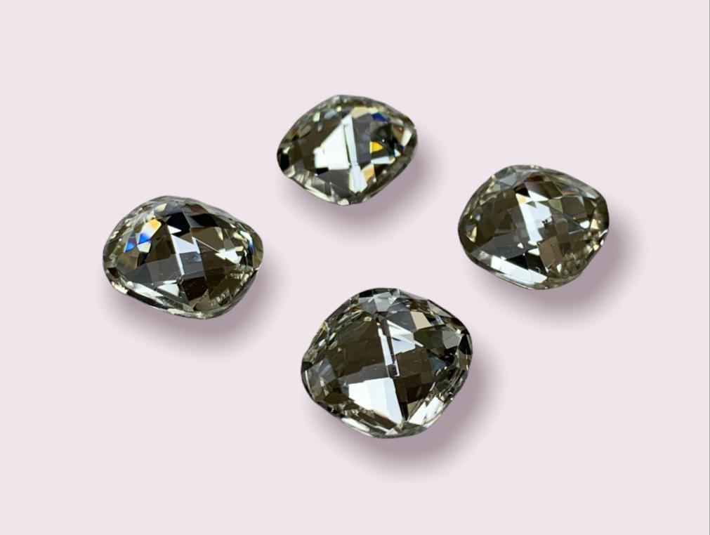 Fancy Classical Square Pendant - 12 milímetros