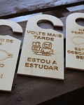 Placas para pendurar na porta