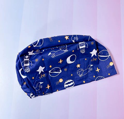 Gorro clínico espacial con ajuste posterior. 