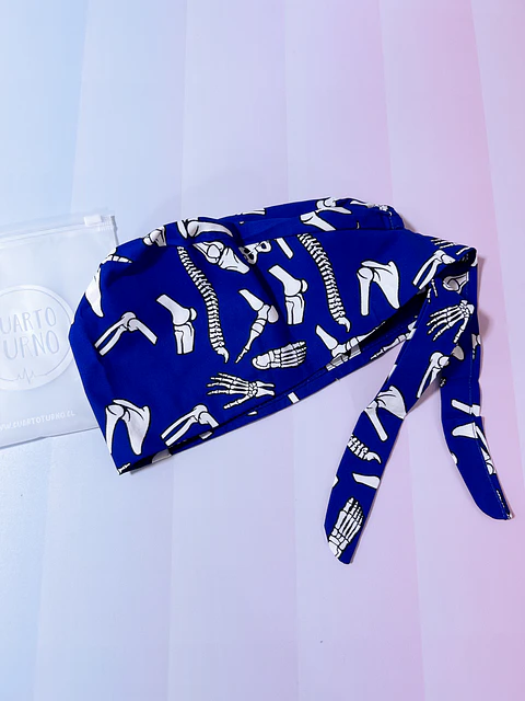 Gorro clínico huesos , fondo azul 