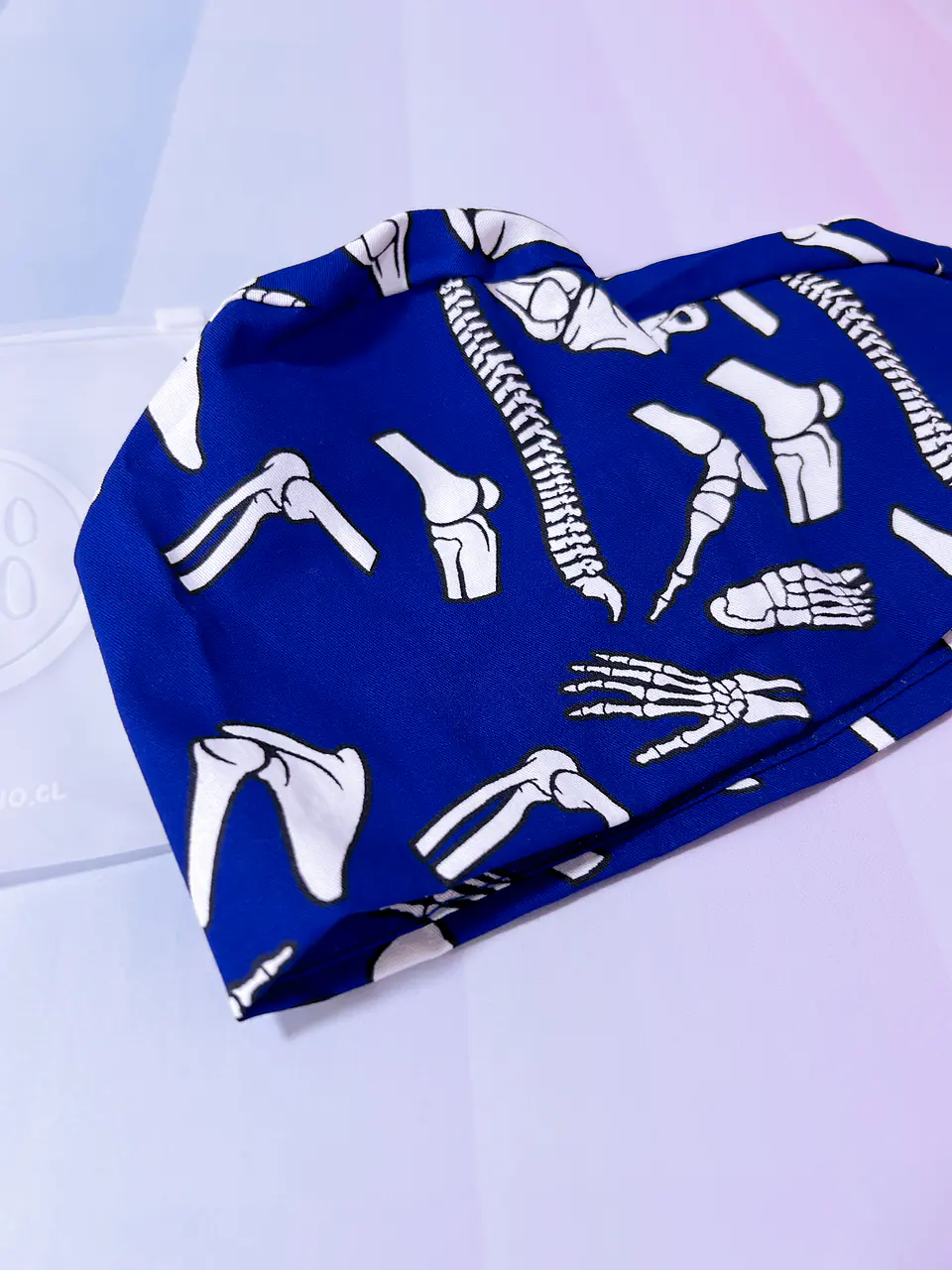Gorro clínico huesos , fondo azul  2