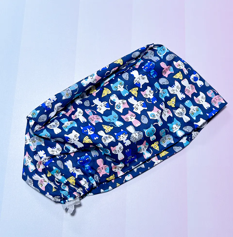 Gorro clínico gatitos fondo azul rey 1