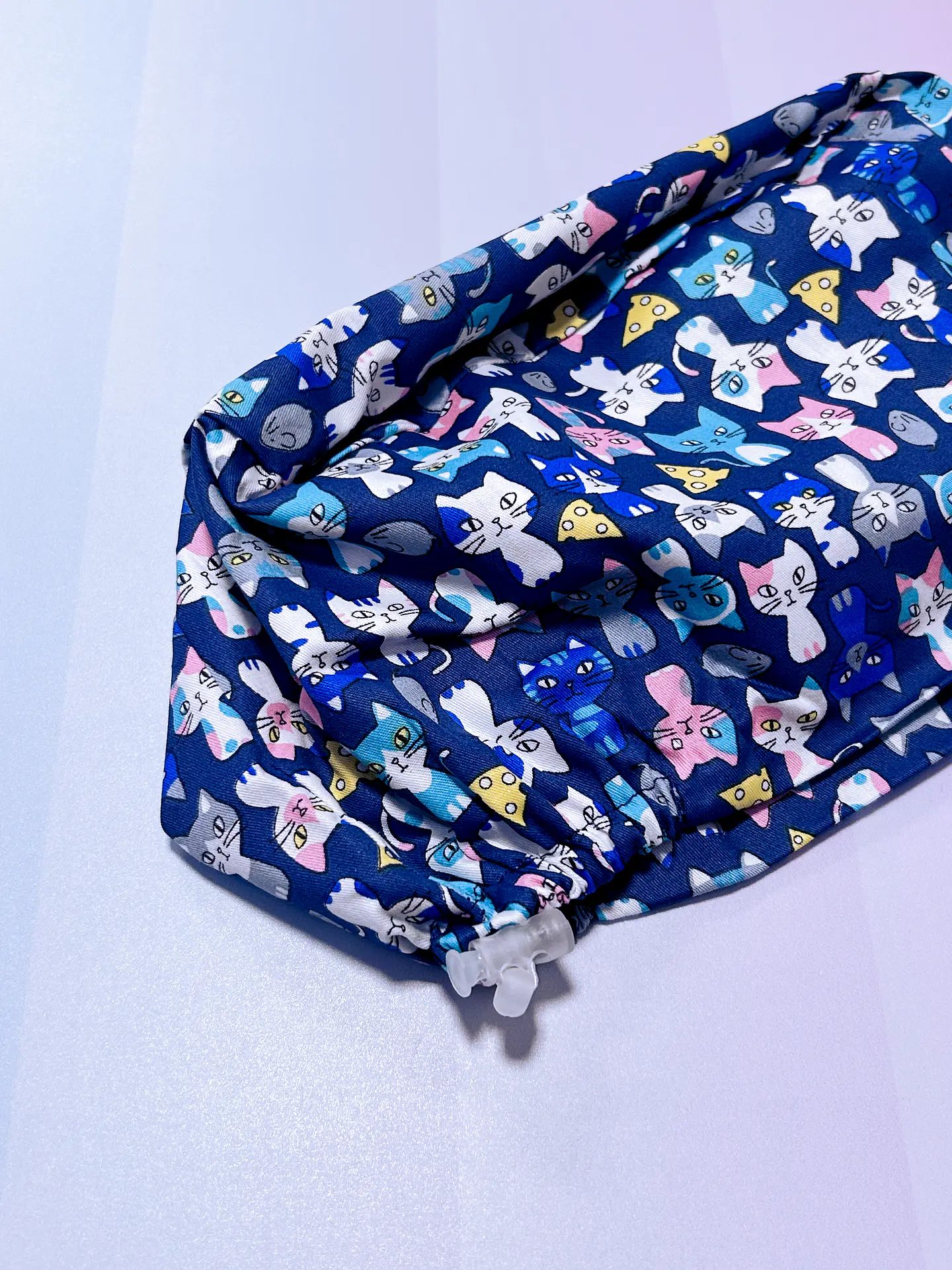 Gorro clínico gatitos fondo azul rey 2