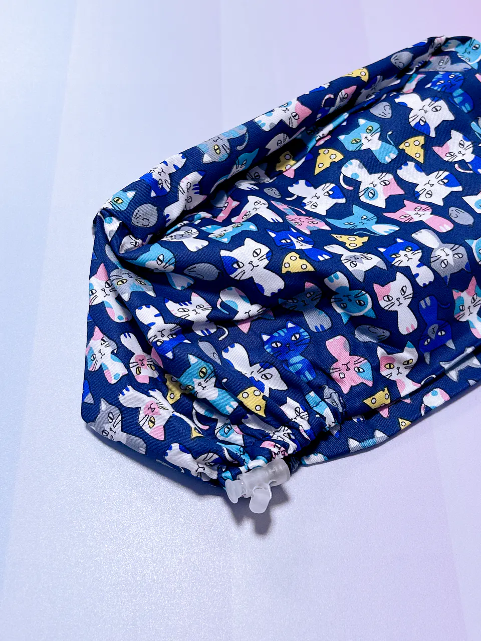 Gorro clínico gatitos fondo azul rey 2