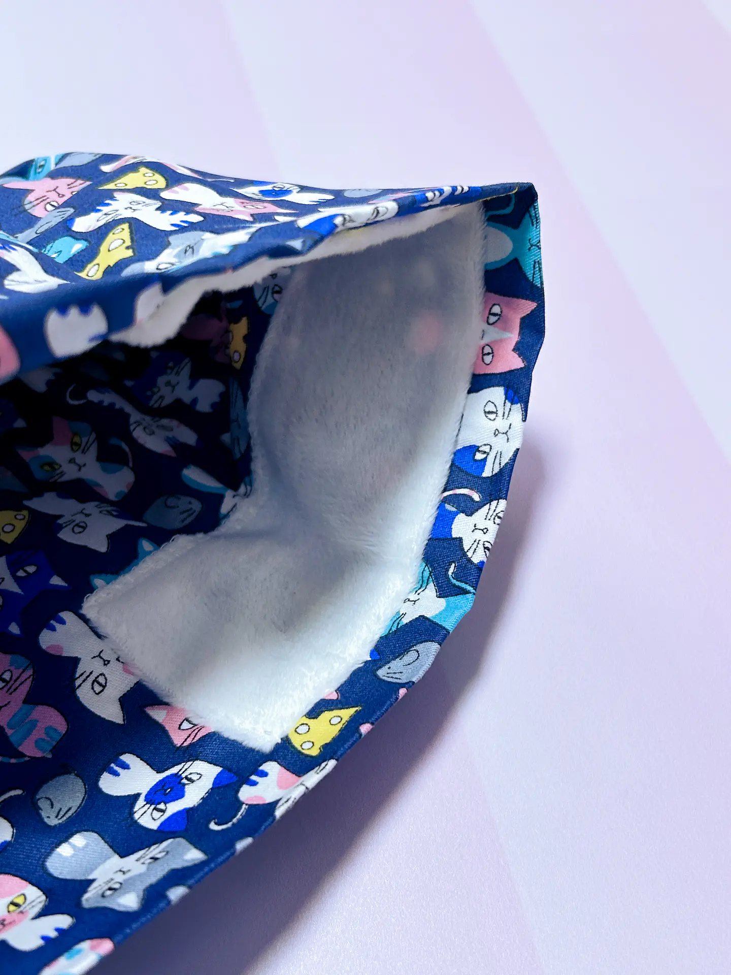 Gorro clínico gatitos fondo azul rey 3