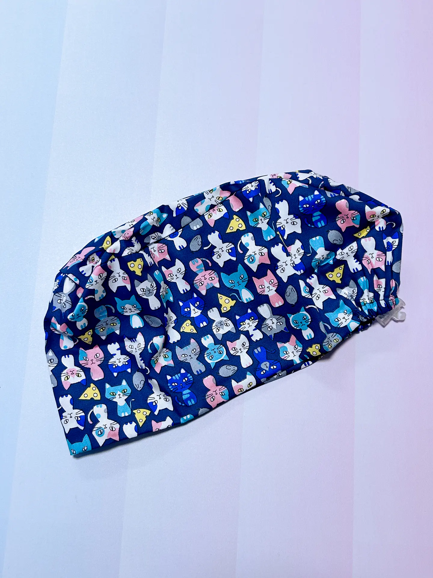 Gorro clínico gatitos fondo azul rey 4