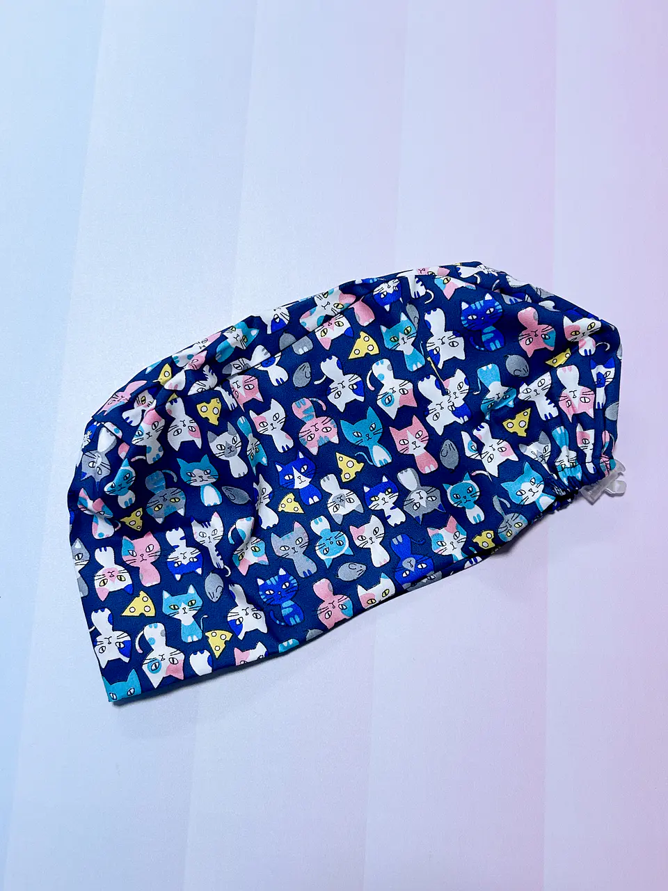 Gorro clínico gatitos fondo azul rey 4