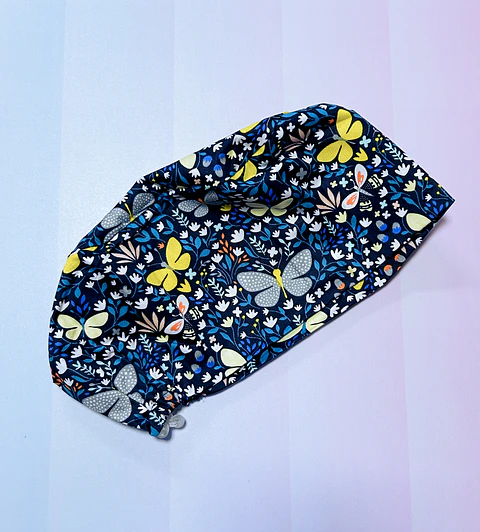 Gorro fondo azul marino flores y mariposas