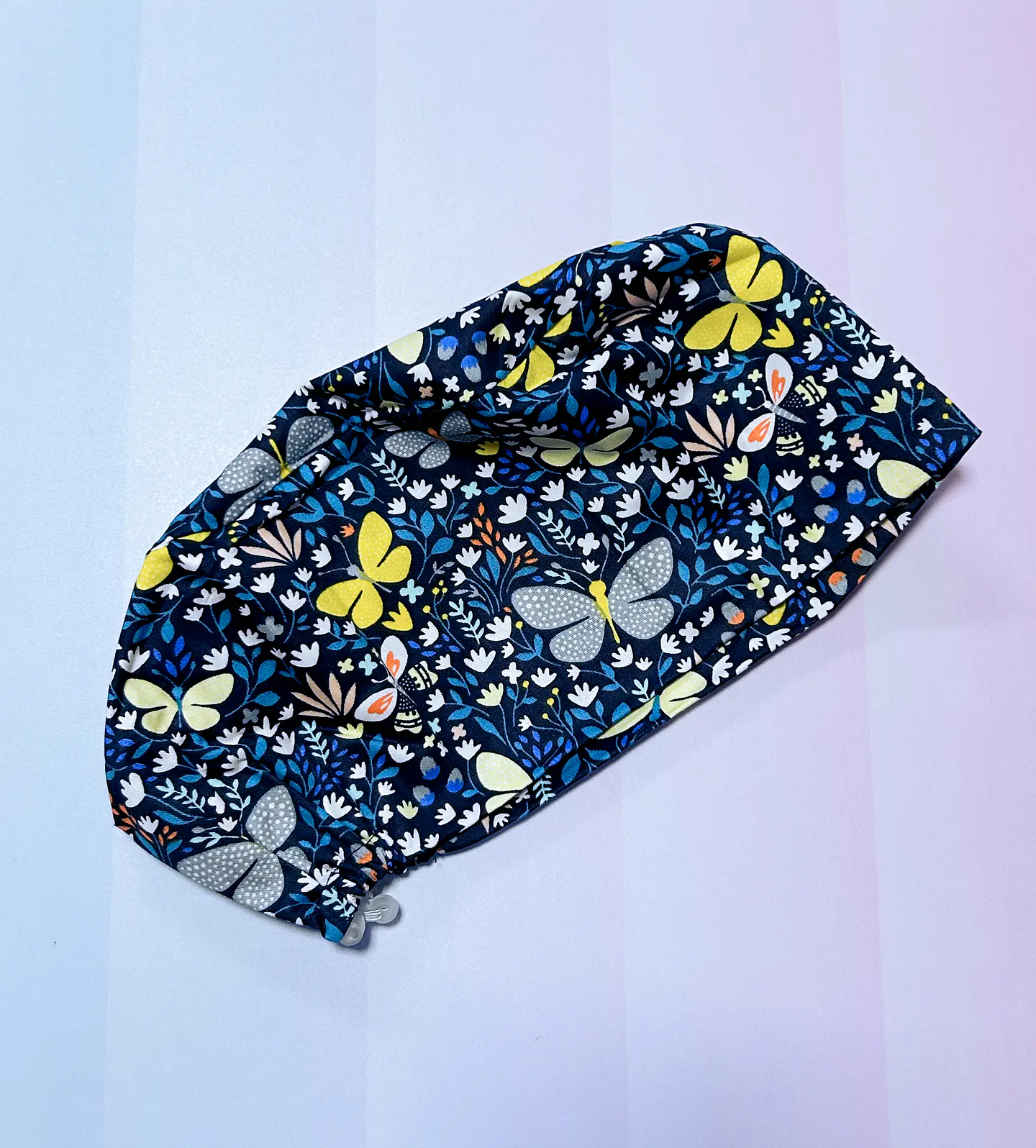 Gorro fondo azul marino flores y mariposas 1