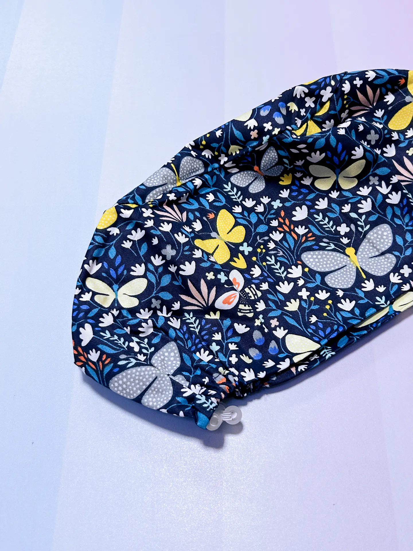 Gorro fondo azul marino flores y mariposas 2