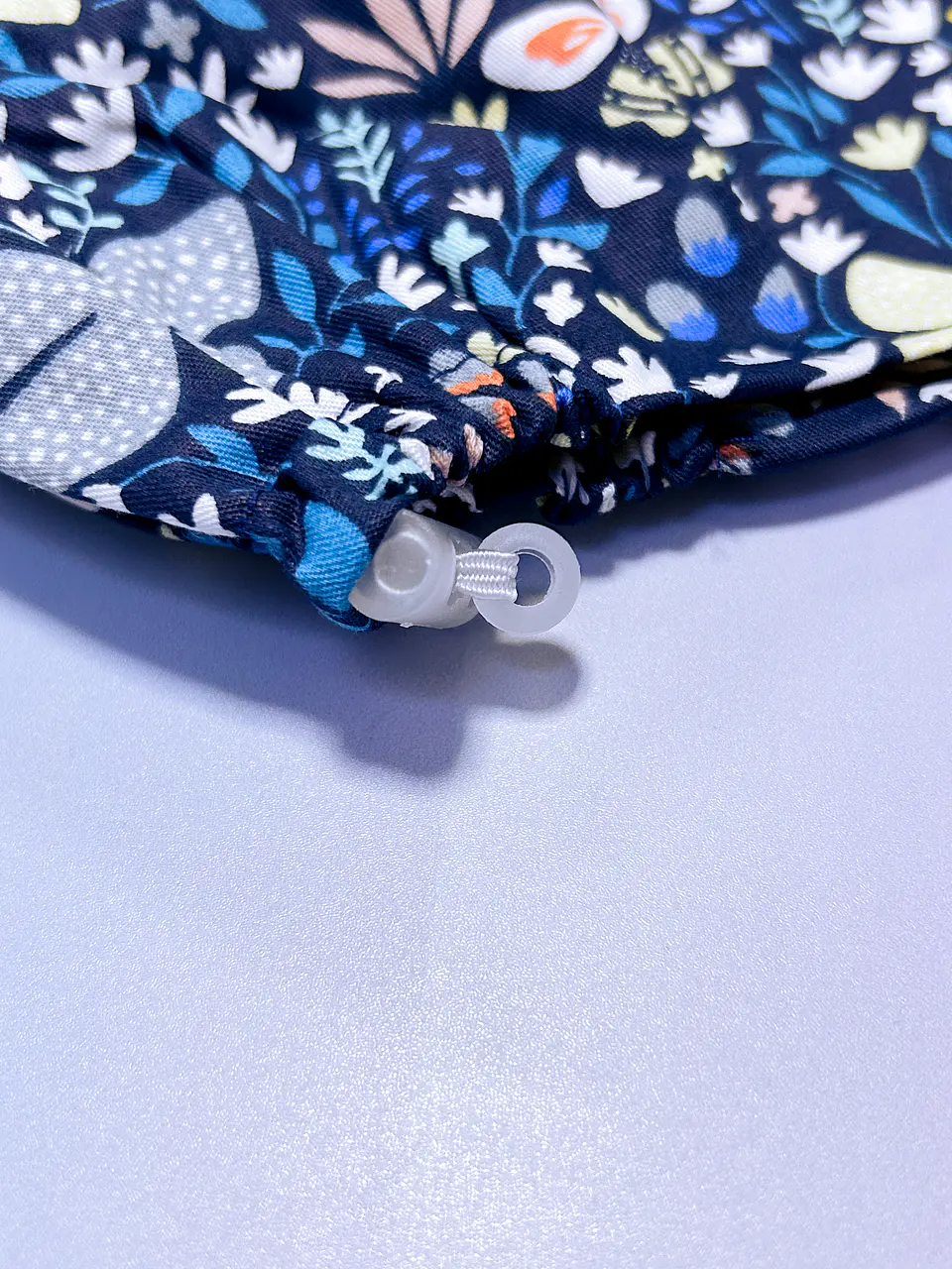 Gorro fondo azul marino flores y mariposas 3
