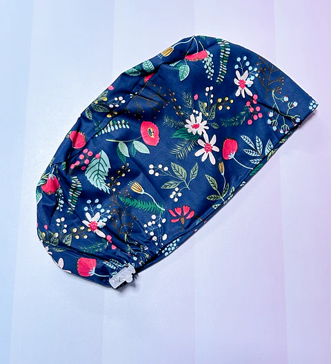 Gorro clínico fondo azul con flores 