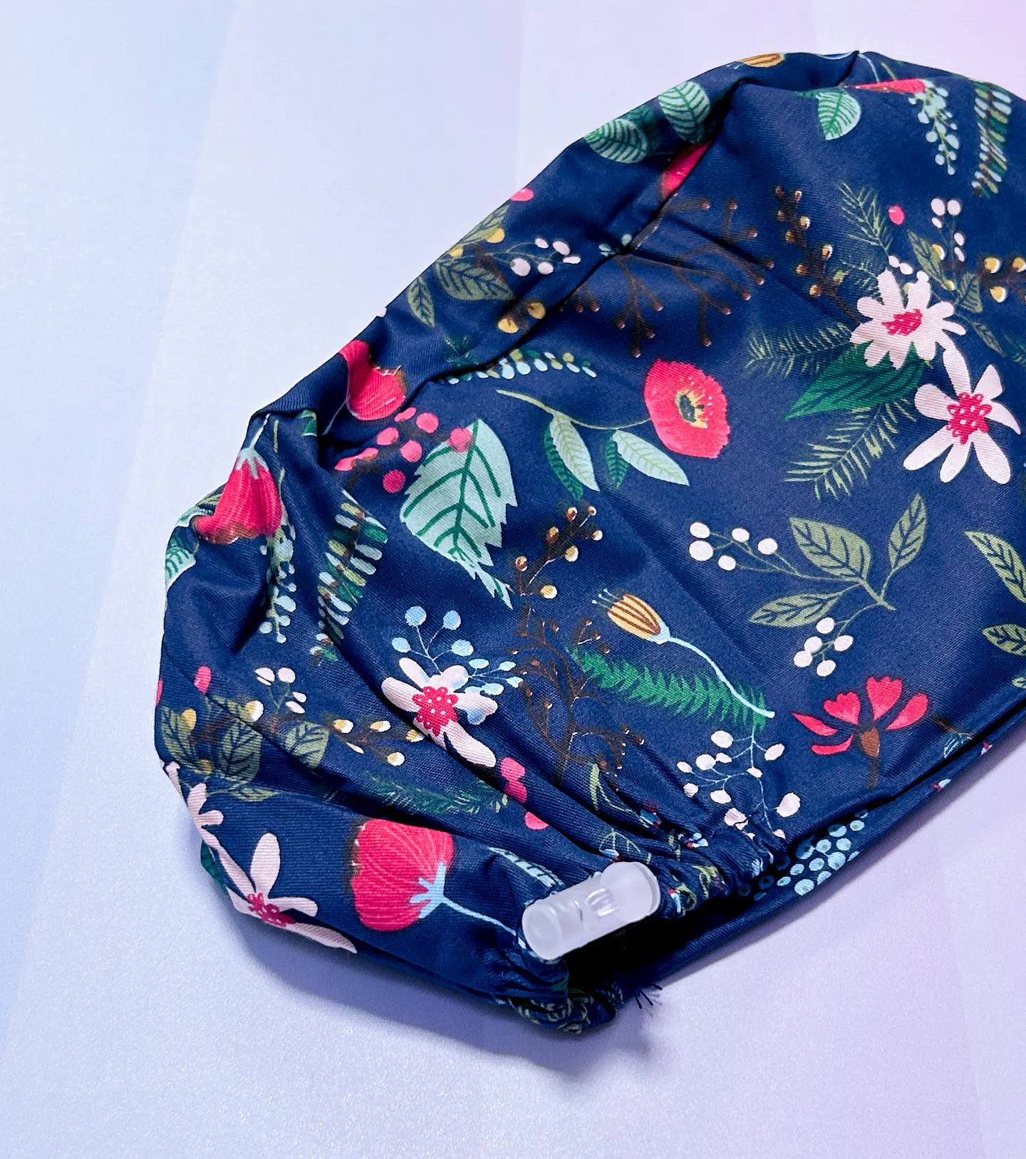 Gorro clínico fondo azul con flores  2