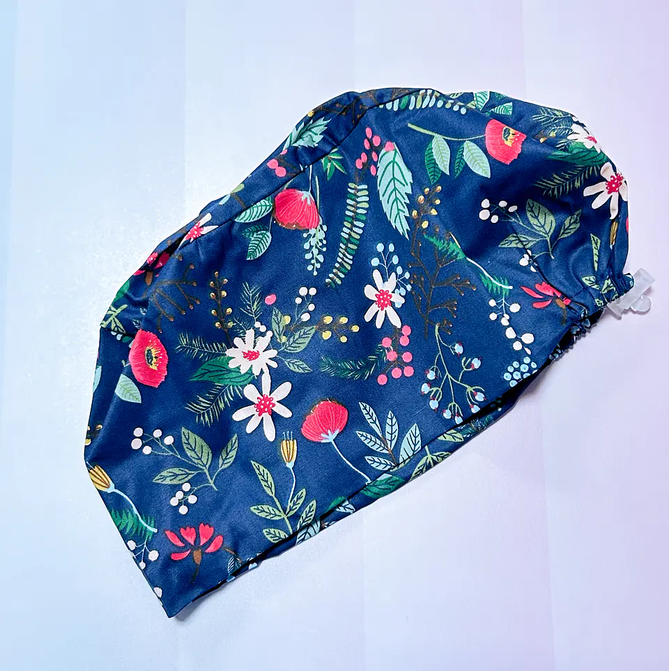 Gorro clínico fondo azul con flores  3