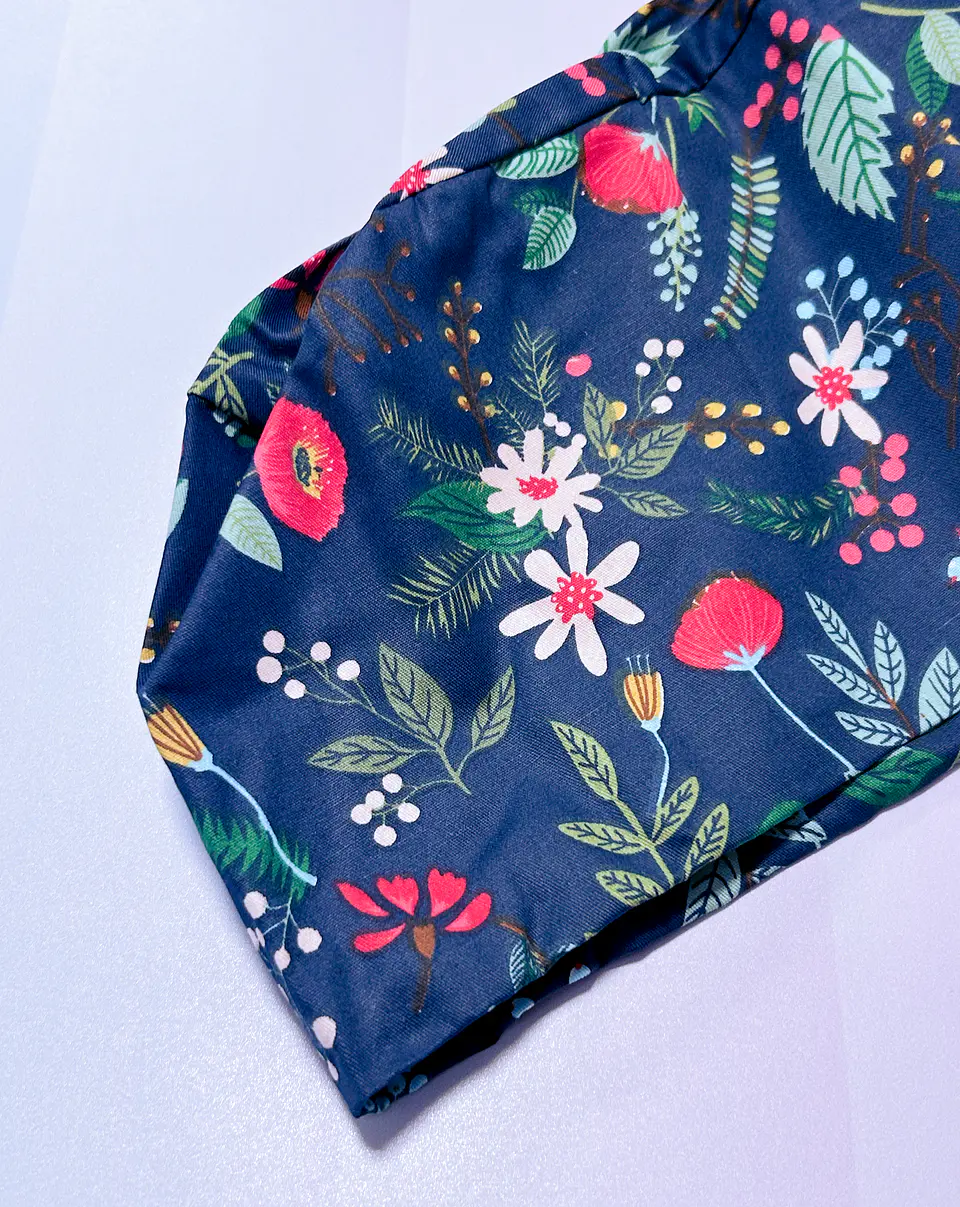 Gorro clínico fondo azul con flores  4