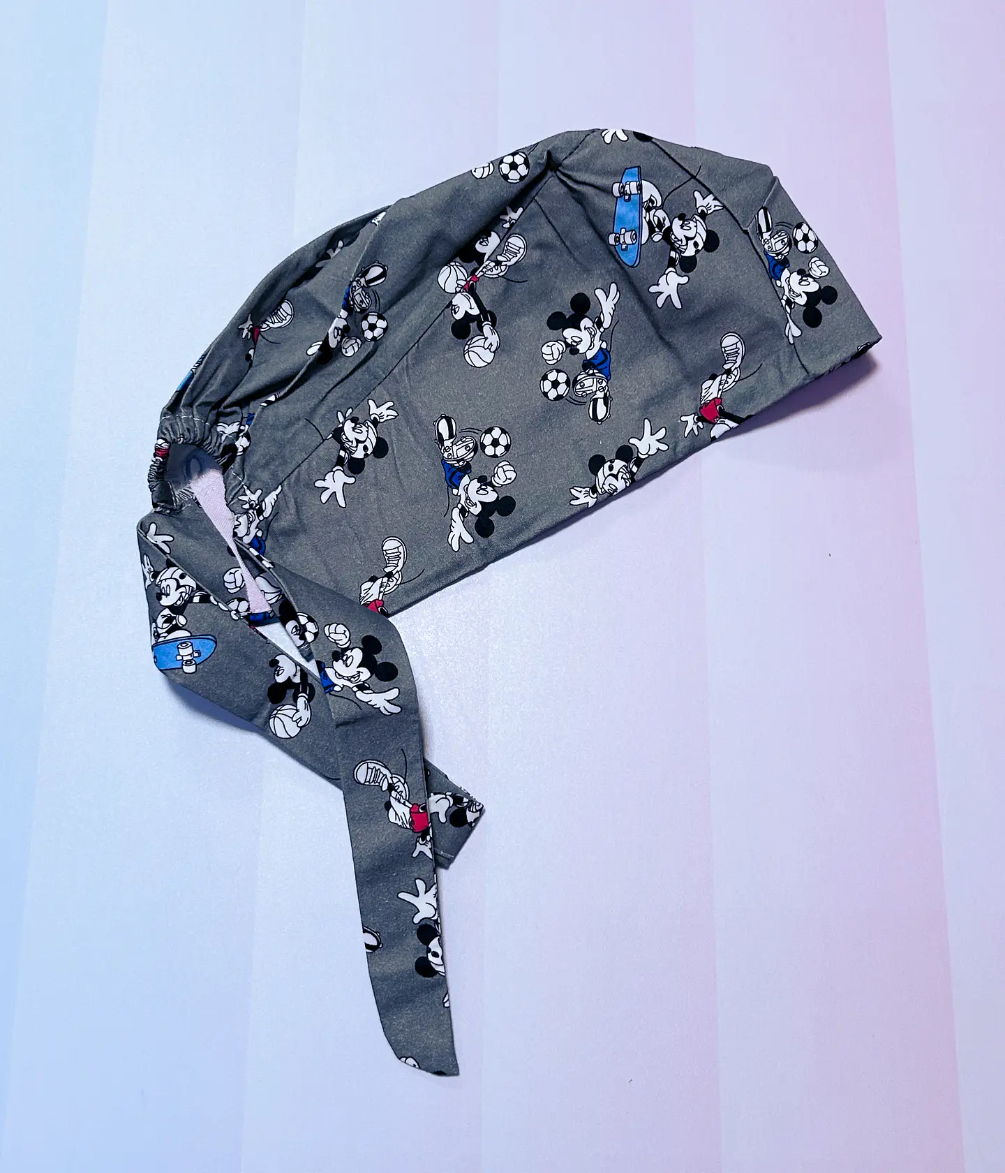 Gorro clínico mickey futbolero fondo gris  1