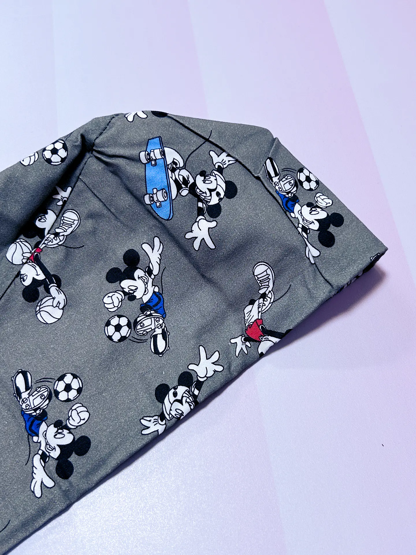 Gorro clínico mickey futbolero fondo gris  2