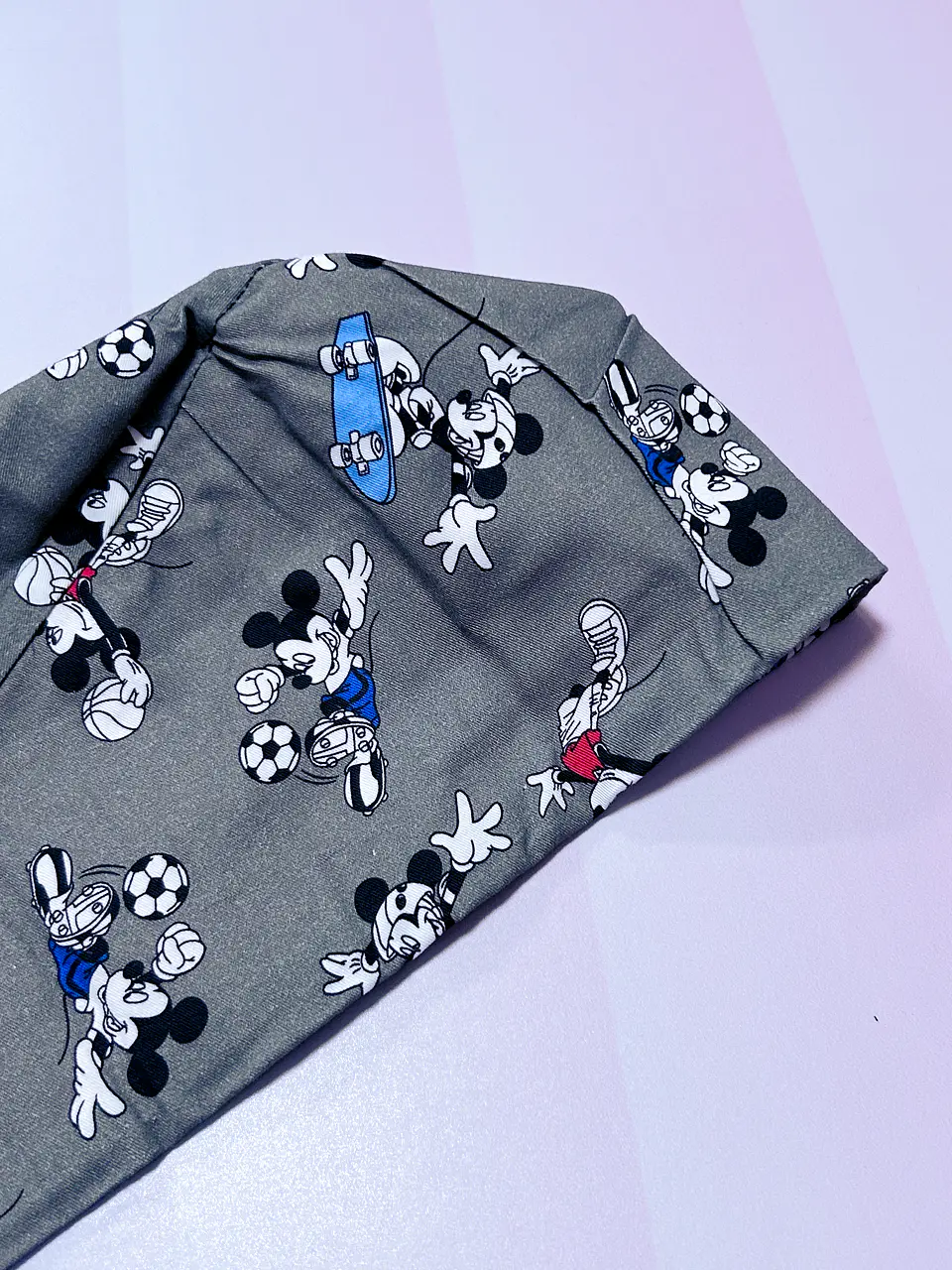Gorro clínico mickey futbolero fondo gris  2