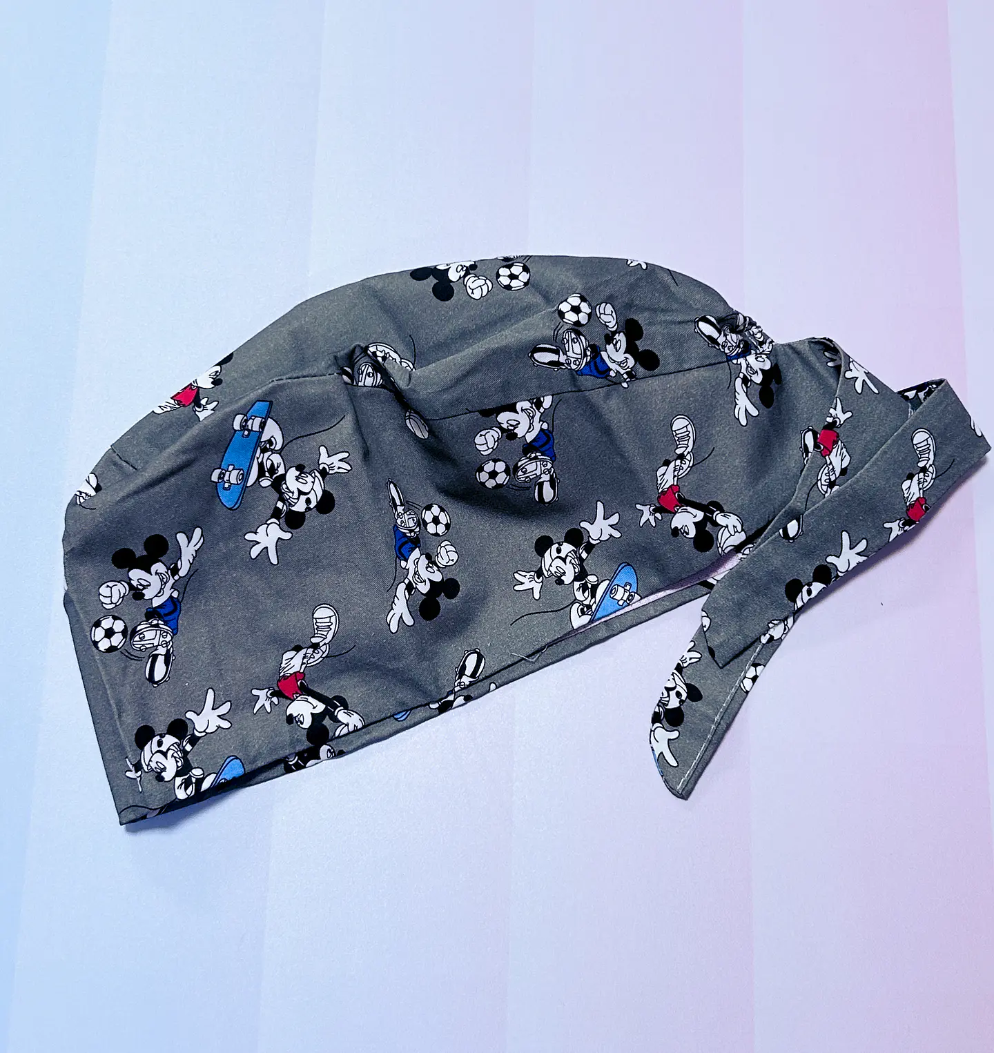 Gorro clínico mickey futbolero fondo gris  3