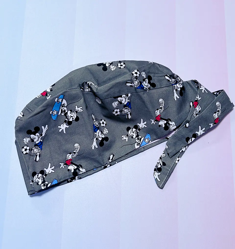 Gorro clínico mickey futbolero fondo gris  3