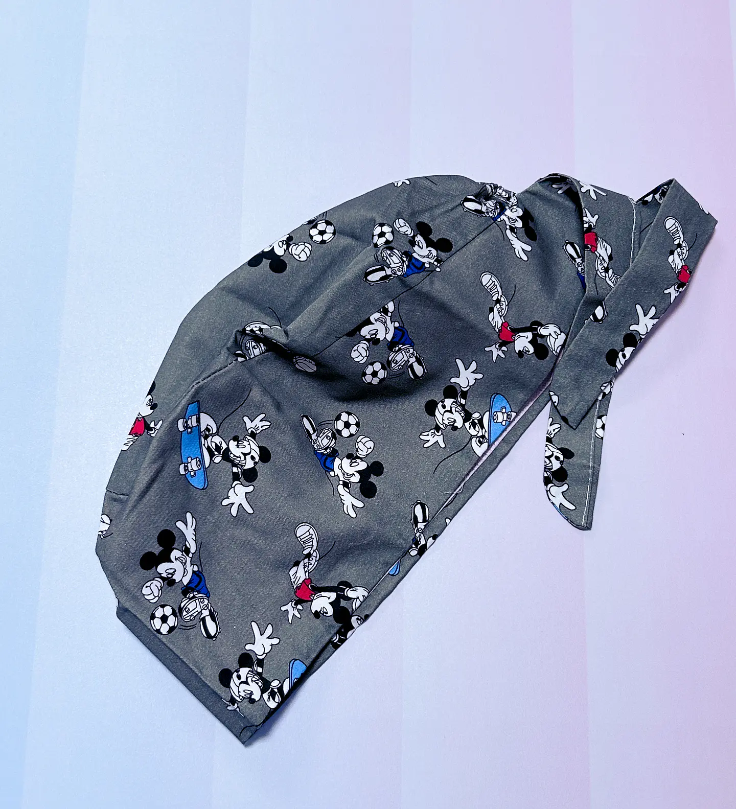 Gorro clínico mickey futbolero fondo gris  4