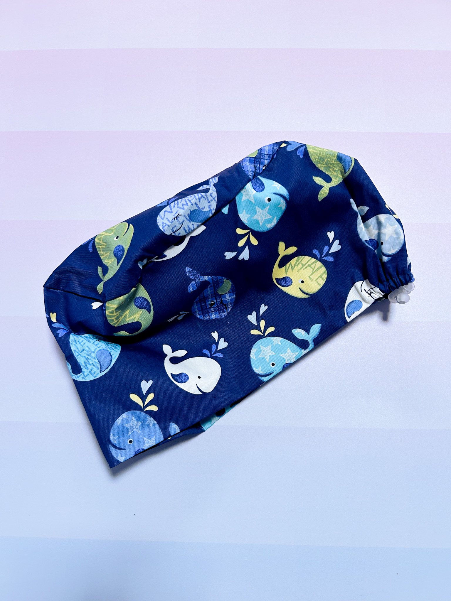Gorro clínico ballenas fondo azul marino