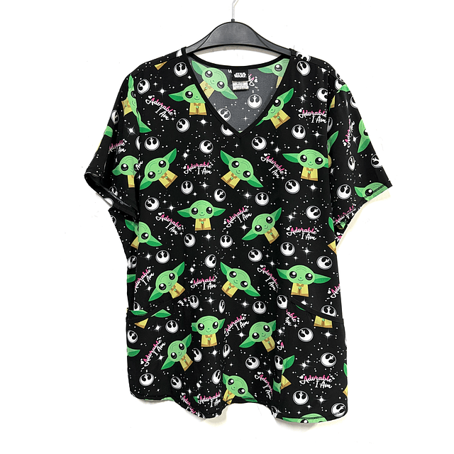 XL - Scrub elasticado baby yoda fondo negro 