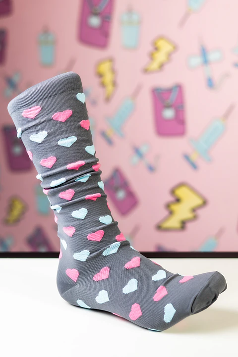 Medias compresivas gris diseño corazones