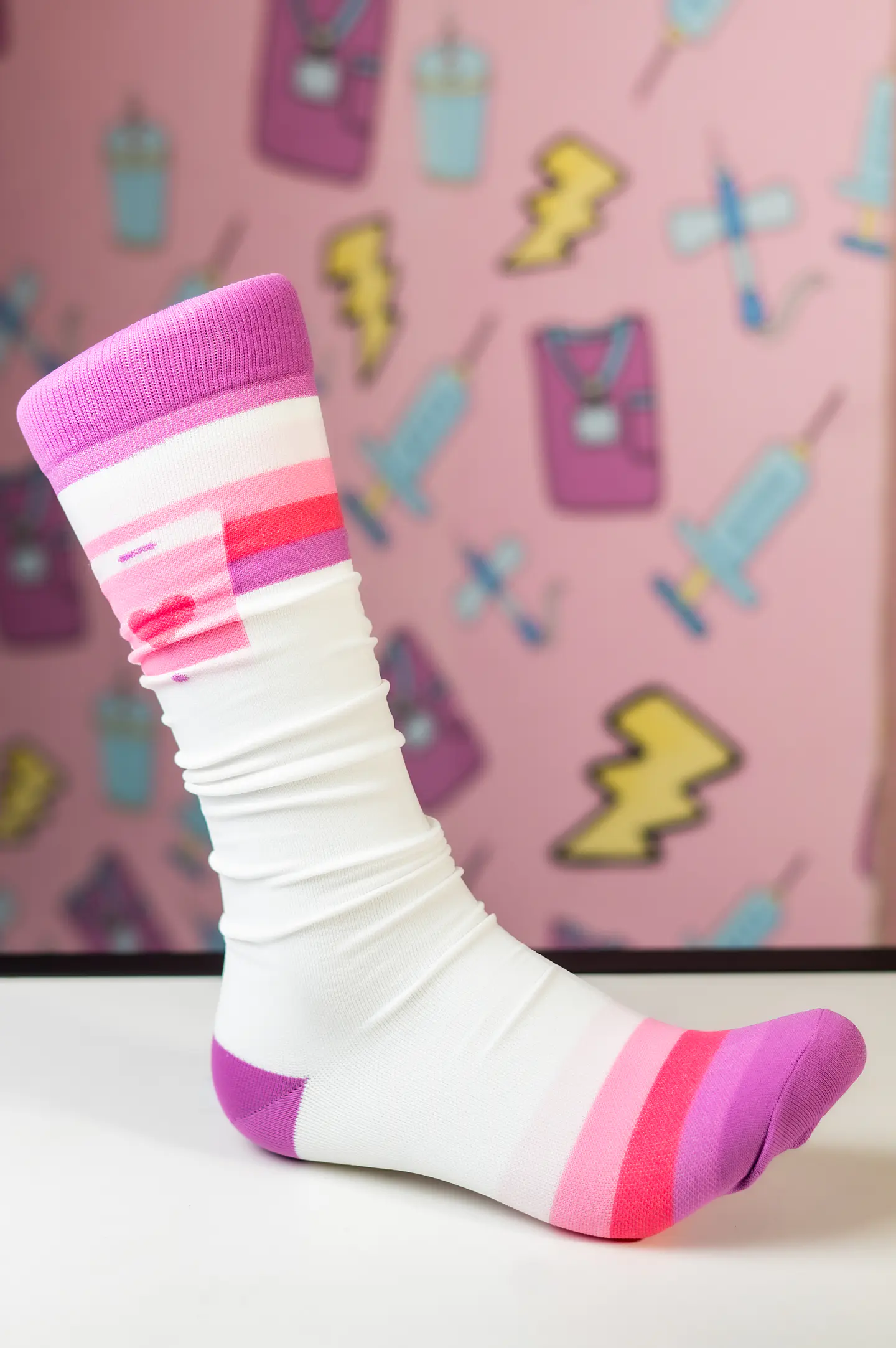Medias compresivas blancas y rosadas diseño corazón 1