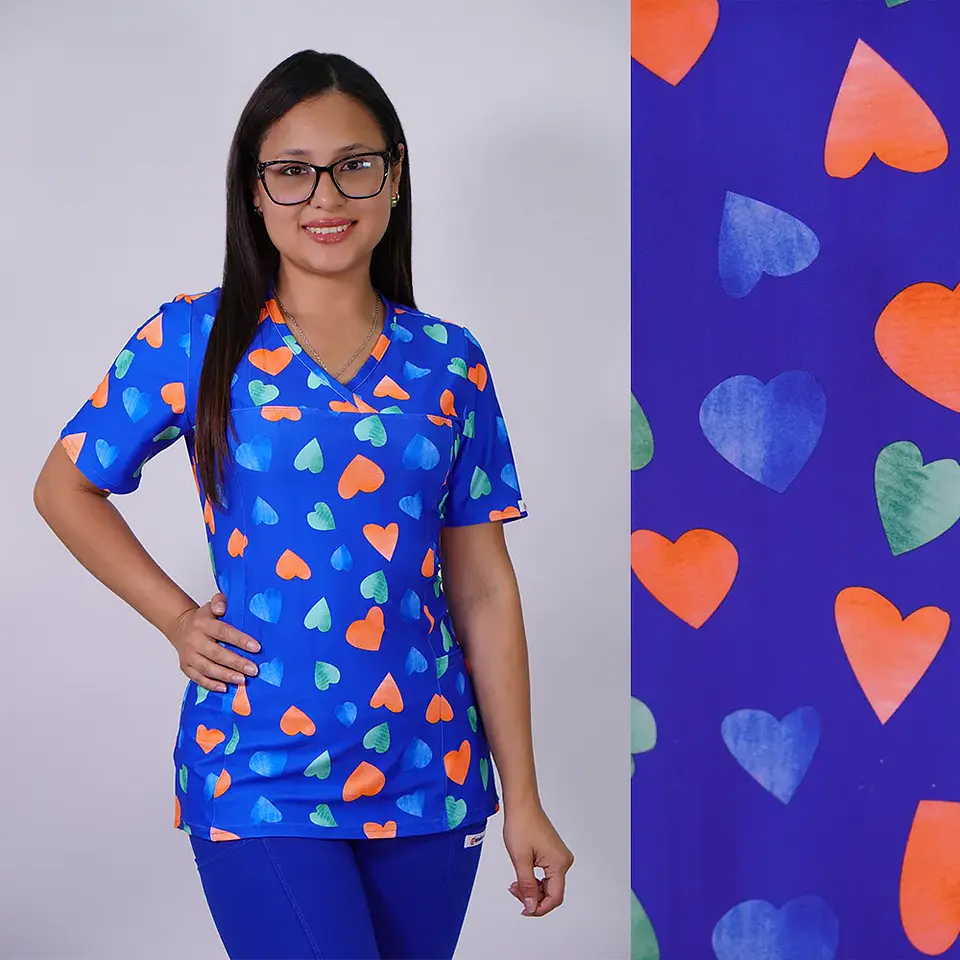 Scrub elasticado Ripholia estampado corazones azul rey 1