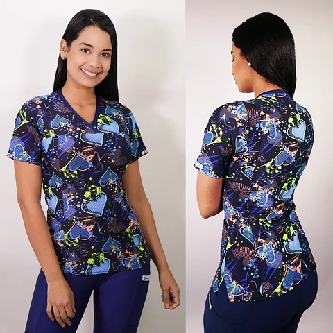 Scrub elasticado Ripholia estampado corazones azul marino