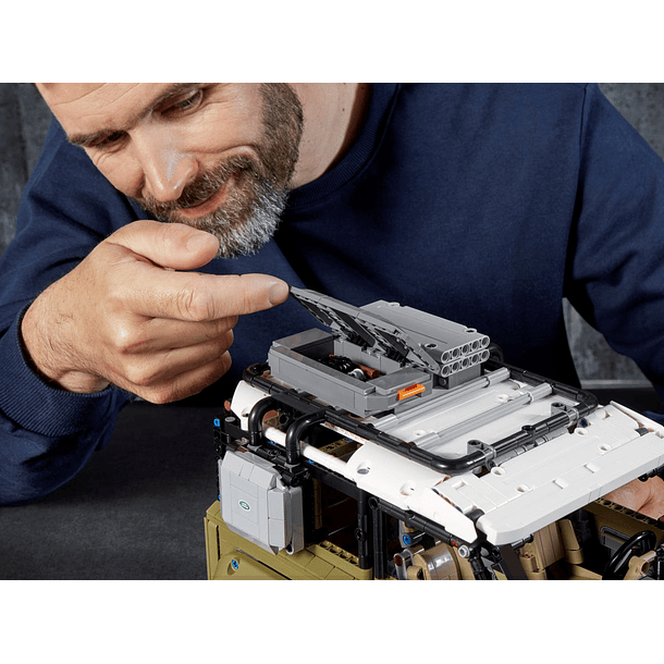 Land Rover Defender 6