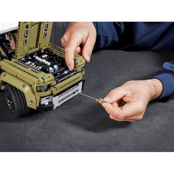 Land Rover Defender 8