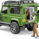 Land Rover Defender com Caçador e Cão 2