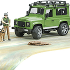 Land Rover Defender com Caçador e Cão 4