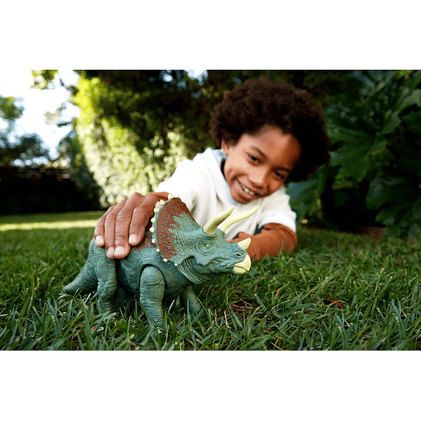 Jurassic World Ruge e Ataca - Triceratops 5