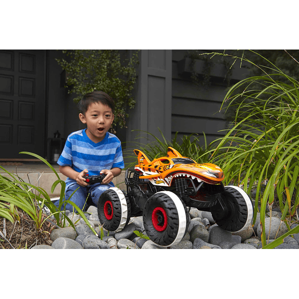 Hot Wheels Monster Trucks - Unstoppable Tiger Shark RC 6