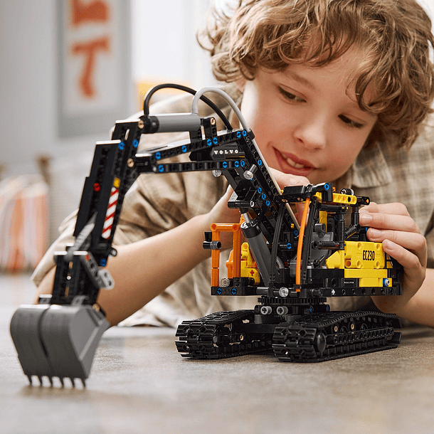 Camião Volvo FMX e Escavadora Elétrica EC230 13