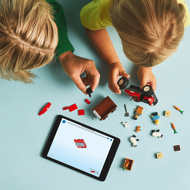 Trator Agrícola Vermelho com Reboque e Ovelhas 4