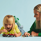 Trator Agrícola Vermelho com Reboque e Ovelhas 5