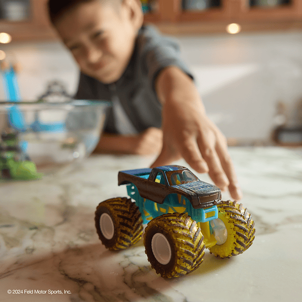 Monster Jam Mud Blasters - Color Change Blue Thunder 5