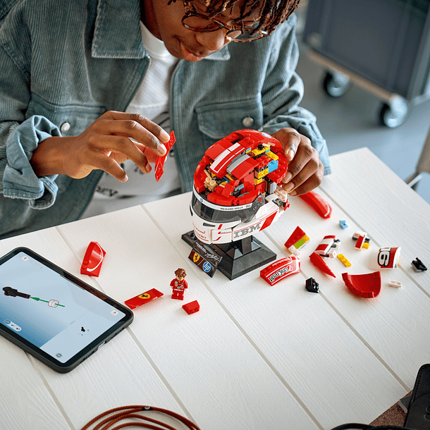 Capacete Scuderia Ferrari HP de Charles Leclerc 8