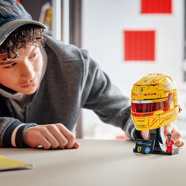 Capacete Scuderia Ferrari HP de Lewis Hamilton 9